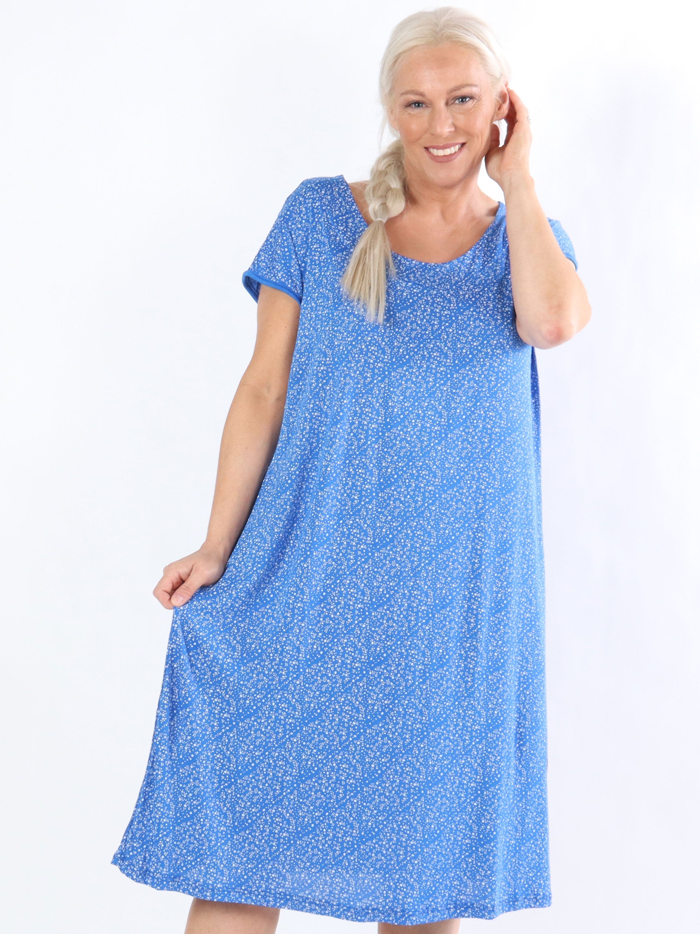 Natalia - Elastisk klänning med små vita prickar